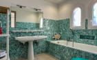A VENDRE VILLA 6 CHAMBRES EN SUITE PISCINE POOL HOUSE VUE MER PANORAMIQUE SUR ST-TROPEZ GARAGES ET PARKINGS Min 15