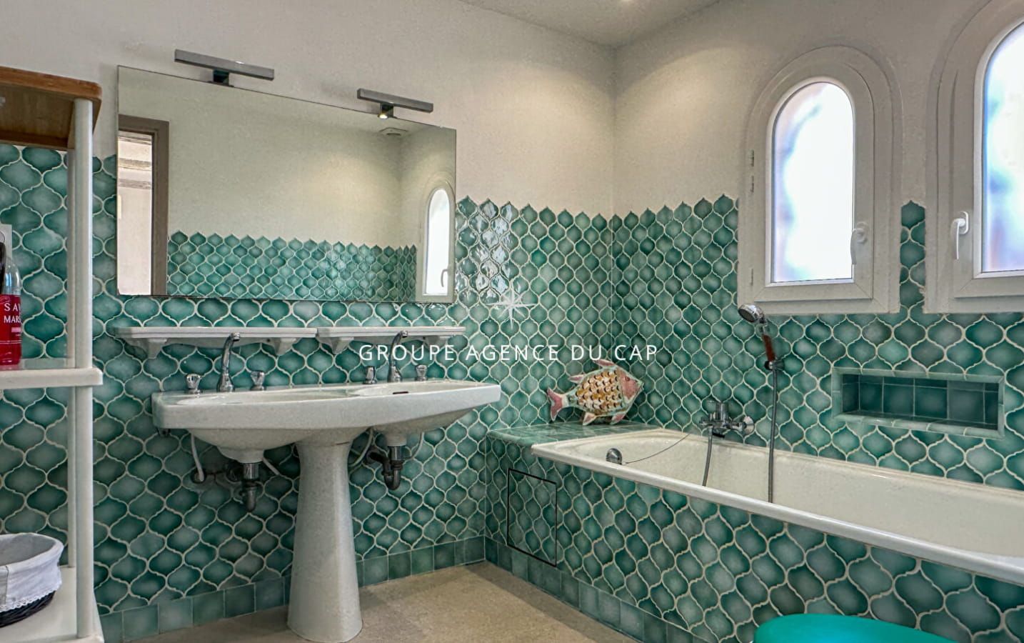 A VENDRE VILLA 6 CHAMBRES EN SUITE PISCINE POOL HOUSE VUE MER PANORAMIQUE SUR ST-TROPEZ GARAGES ET PARKINGS Image 15