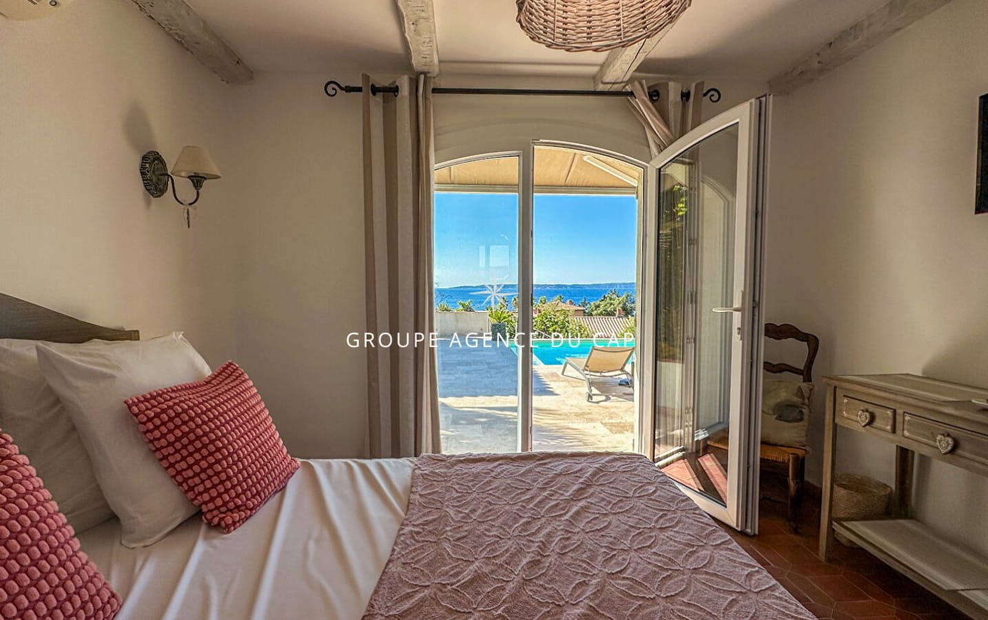 A VENDRE VILLA 6 CHAMBRES EN SUITE PISCINE POOL HOUSE VUE MER PANORAMIQUE SUR ST-TROPEZ GARAGES ET PARKINGS Image 16