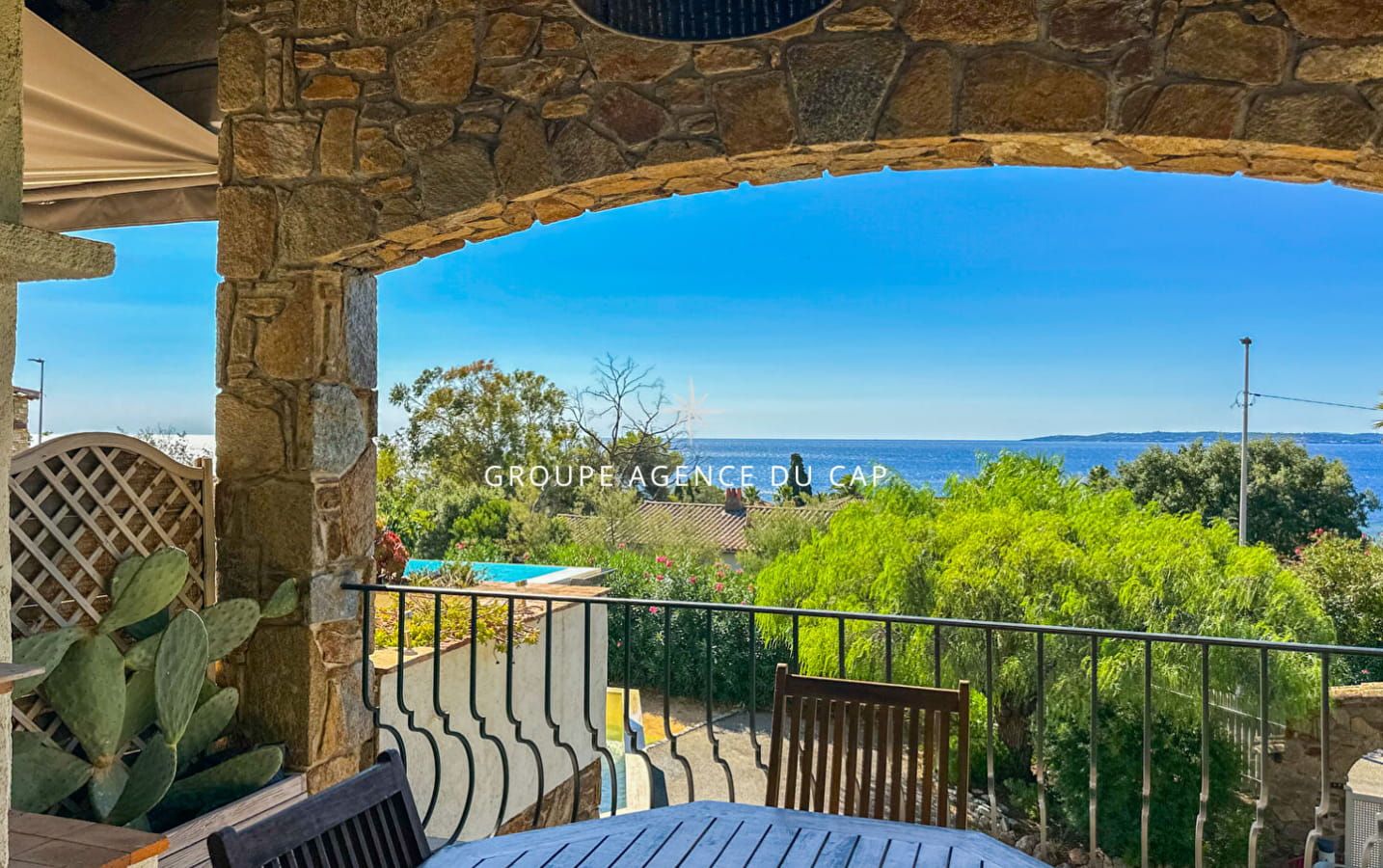 A VENDRE VILLA 6 CHAMBRES EN SUITE PISCINE POOL HOUSE VUE MER PANORAMIQUE SUR ST-TROPEZ GARAGES ET PARKINGS Image 3