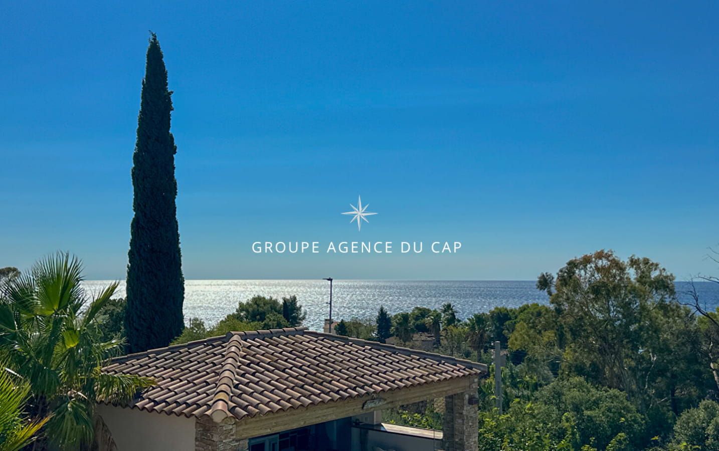 A VENDRE VILLA 6 CHAMBRES EN SUITE PISCINE POOL HOUSE VUE MER PANORAMIQUE SUR ST-TROPEZ GARAGES ET PARKINGS Image 5