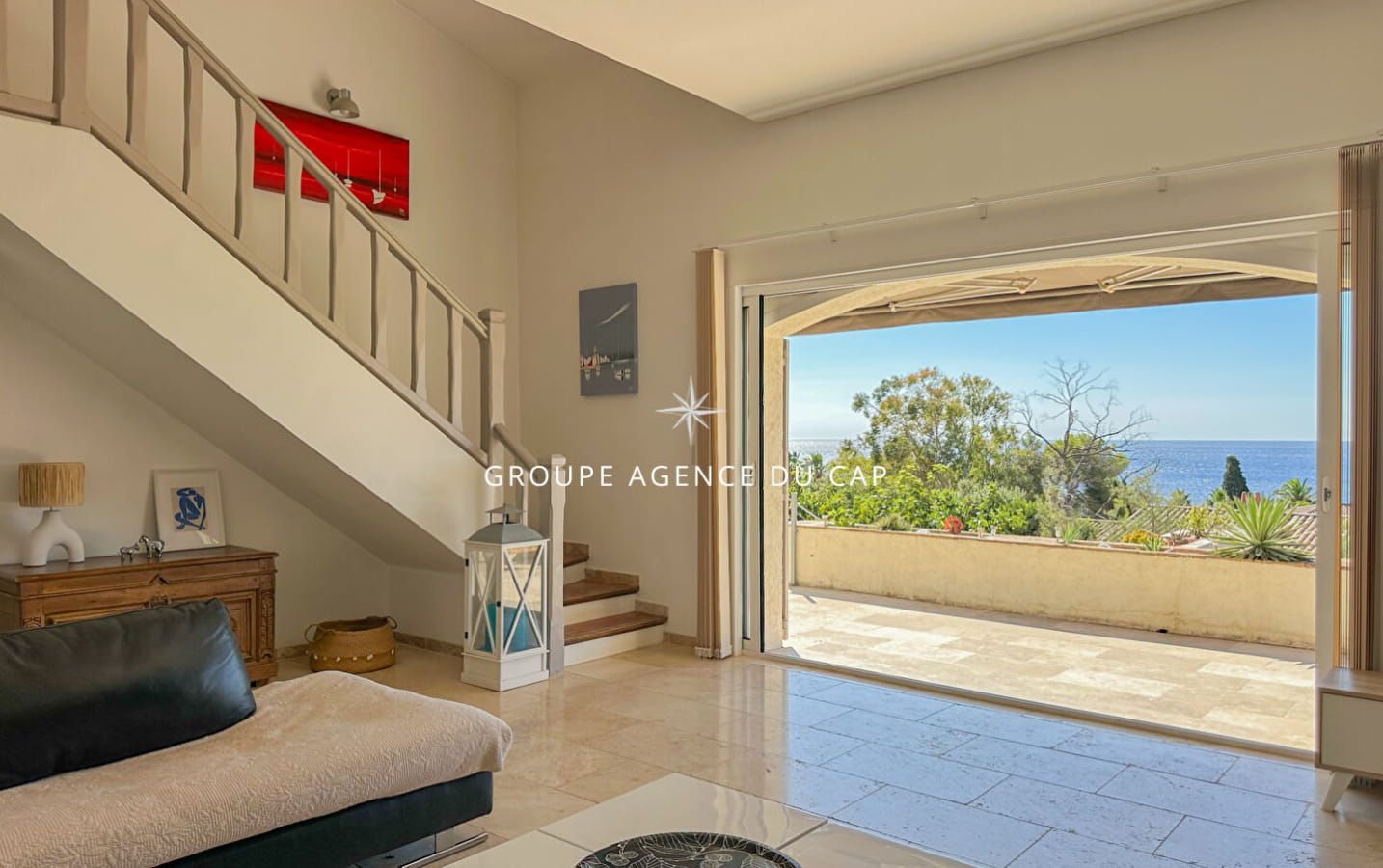 A VENDRE VILLA 6 CHAMBRES EN SUITE PISCINE POOL HOUSE VUE MER PANORAMIQUE SUR ST-TROPEZ GARAGES ET PARKINGS Image 7