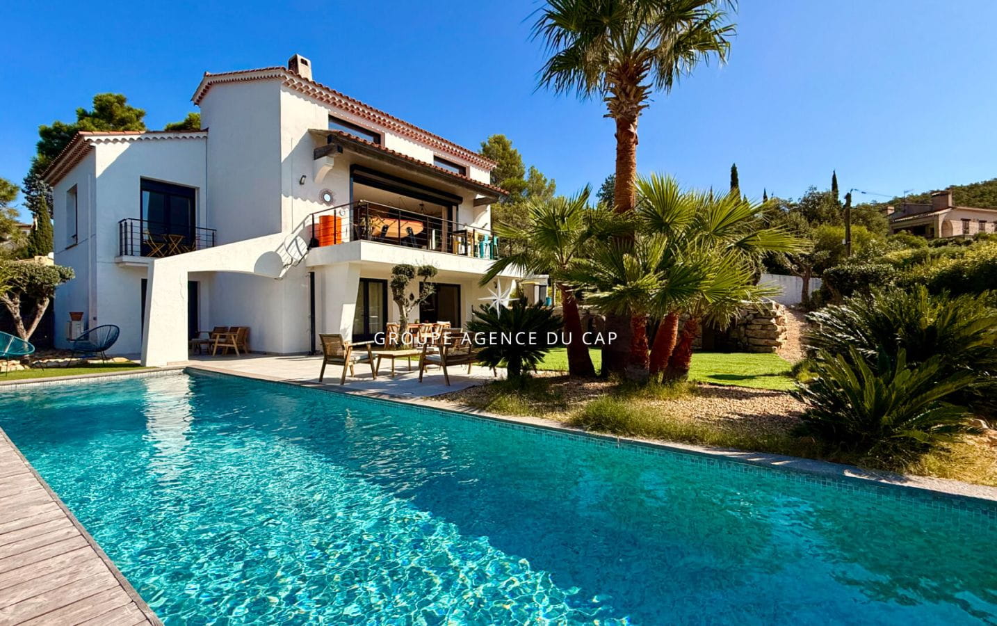 VILLA MODERNE VUE MER SUR LE GOLFE DE SAINT TROPEZ AVEC PISCINE GARAGE ET APPARTEMENT 4 PIECES, AUX ISSAMBRES Image 13