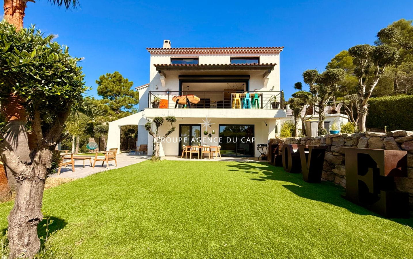 VILLA MODERNE VUE MER SUR LE GOLFE DE SAINT TROPEZ AVEC PISCINE GARAGE ET APPARTEMENT 4 PIECES, AUX ISSAMBRES Image 0