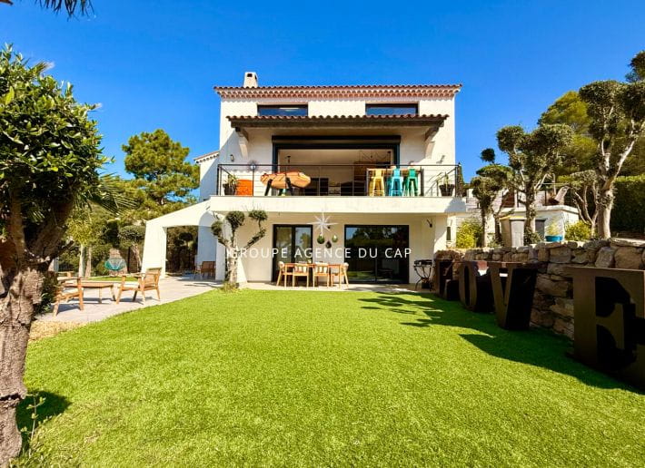 VILLA MODERNE VUE MER SUR LE GOLFE DE SAINT TROPEZ AVEC PISCINE GARAGE ET APPARTEMENT 4 PIECES, AUX ISSAMBRES
