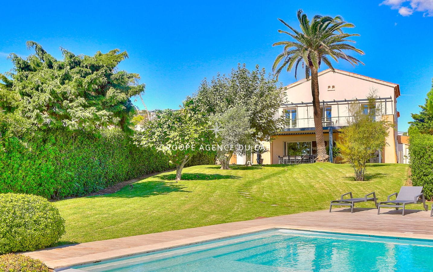 VILLA PIEDS DANS L&rsquo;EAU 7 PIECES AVEC PISCINE VUE GOLFE DE SAINT TROPEZ, AUX ISSAMBRES Image 1