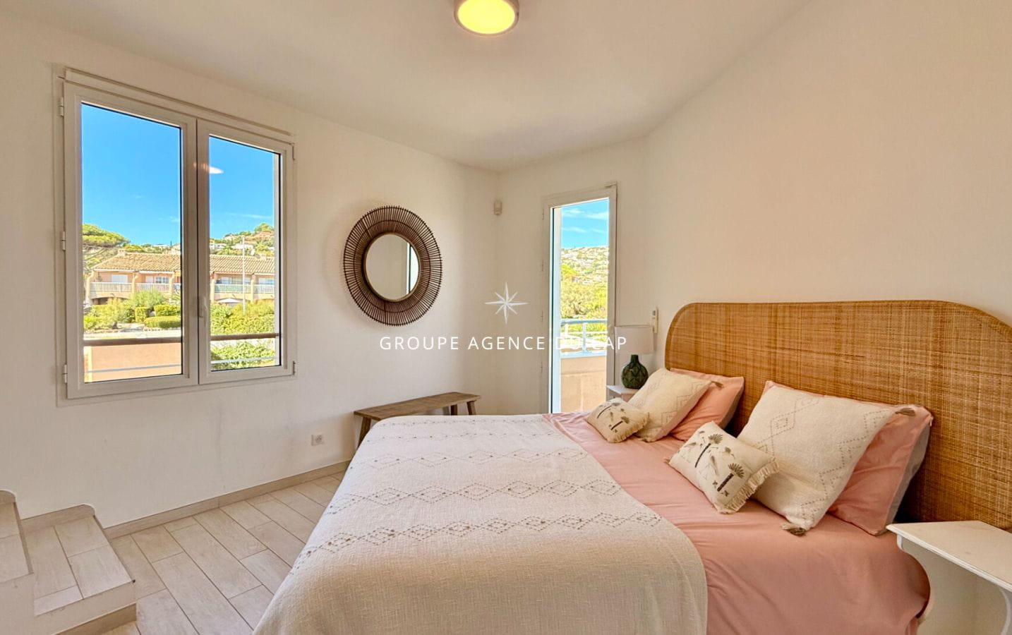 VILLA PIEDS DANS L&rsquo;EAU 7 PIECES AVEC PISCINE VUE GOLFE DE SAINT TROPEZ, AUX ISSAMBRES Image 10