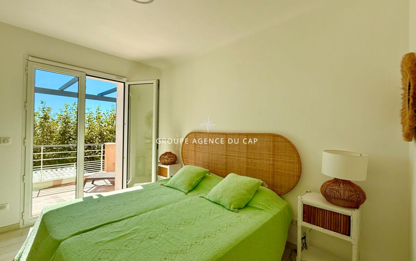 VILLA PIEDS DANS L&rsquo;EAU 7 PIECES AVEC PISCINE VUE GOLFE DE SAINT TROPEZ, AUX ISSAMBRES Image 12