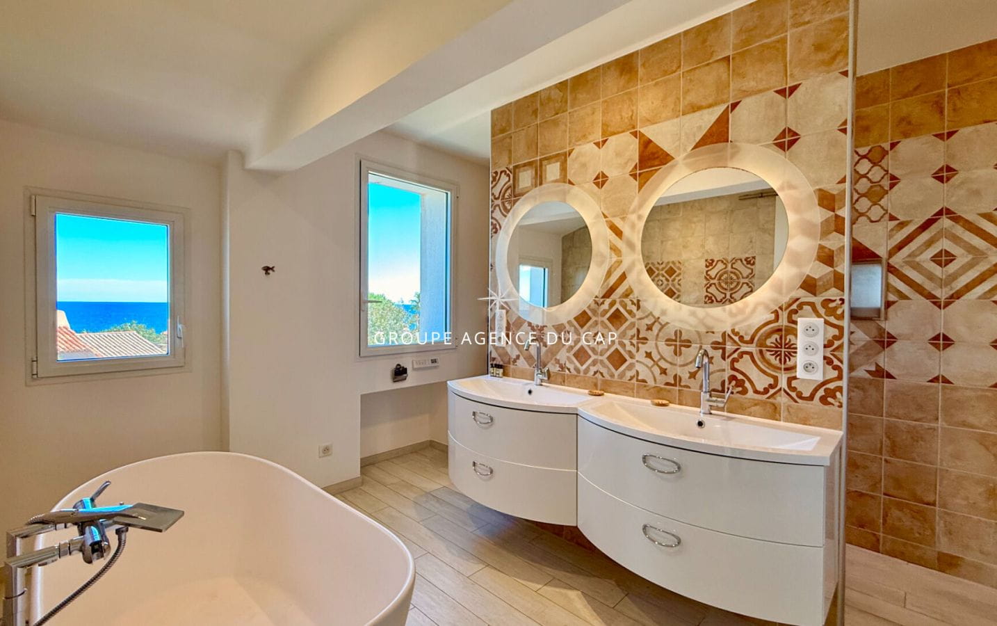 VILLA PIEDS DANS L&rsquo;EAU 7 PIECES AVEC PISCINE VUE GOLFE DE SAINT TROPEZ, AUX ISSAMBRES Image 14