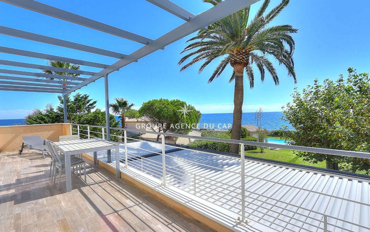 VILLA PIEDS DANS L&rsquo;EAU 7 PIECES AVEC PISCINE VUE GOLFE DE SAINT TROPEZ, AUX ISSAMBRES Image 0