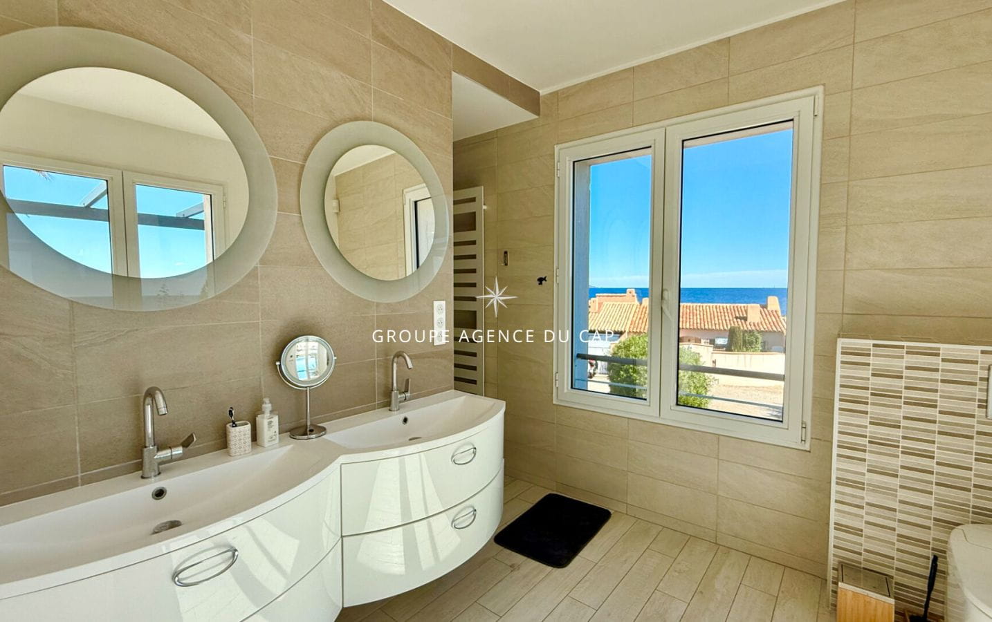 VILLA PIEDS DANS L&rsquo;EAU 7 PIECES AVEC PISCINE VUE GOLFE DE SAINT TROPEZ, AUX ISSAMBRES Image 15