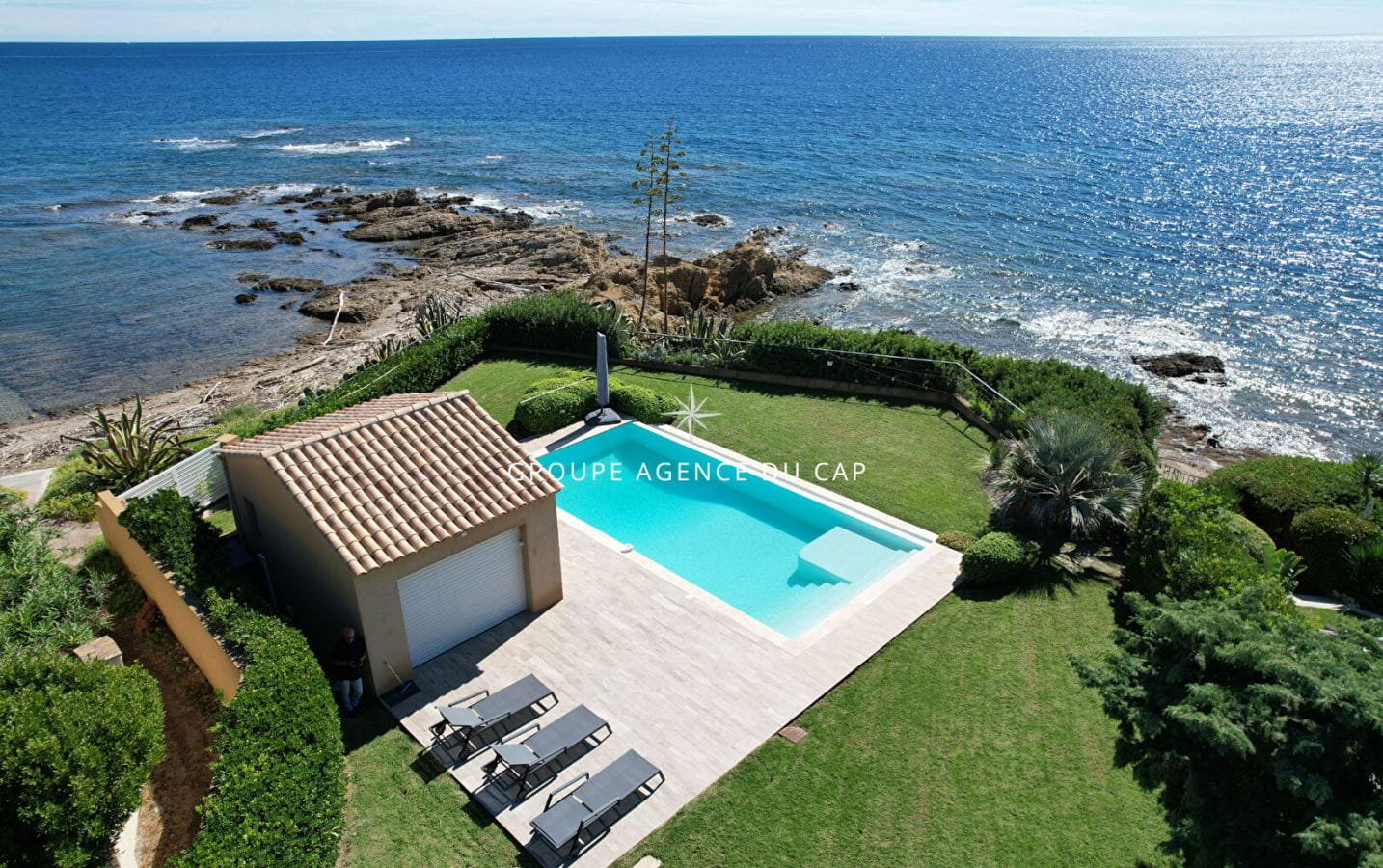 VILLA PIEDS DANS L&rsquo;EAU 7 PIECES AVEC PISCINE VUE GOLFE DE SAINT TROPEZ, AUX ISSAMBRES Image 17