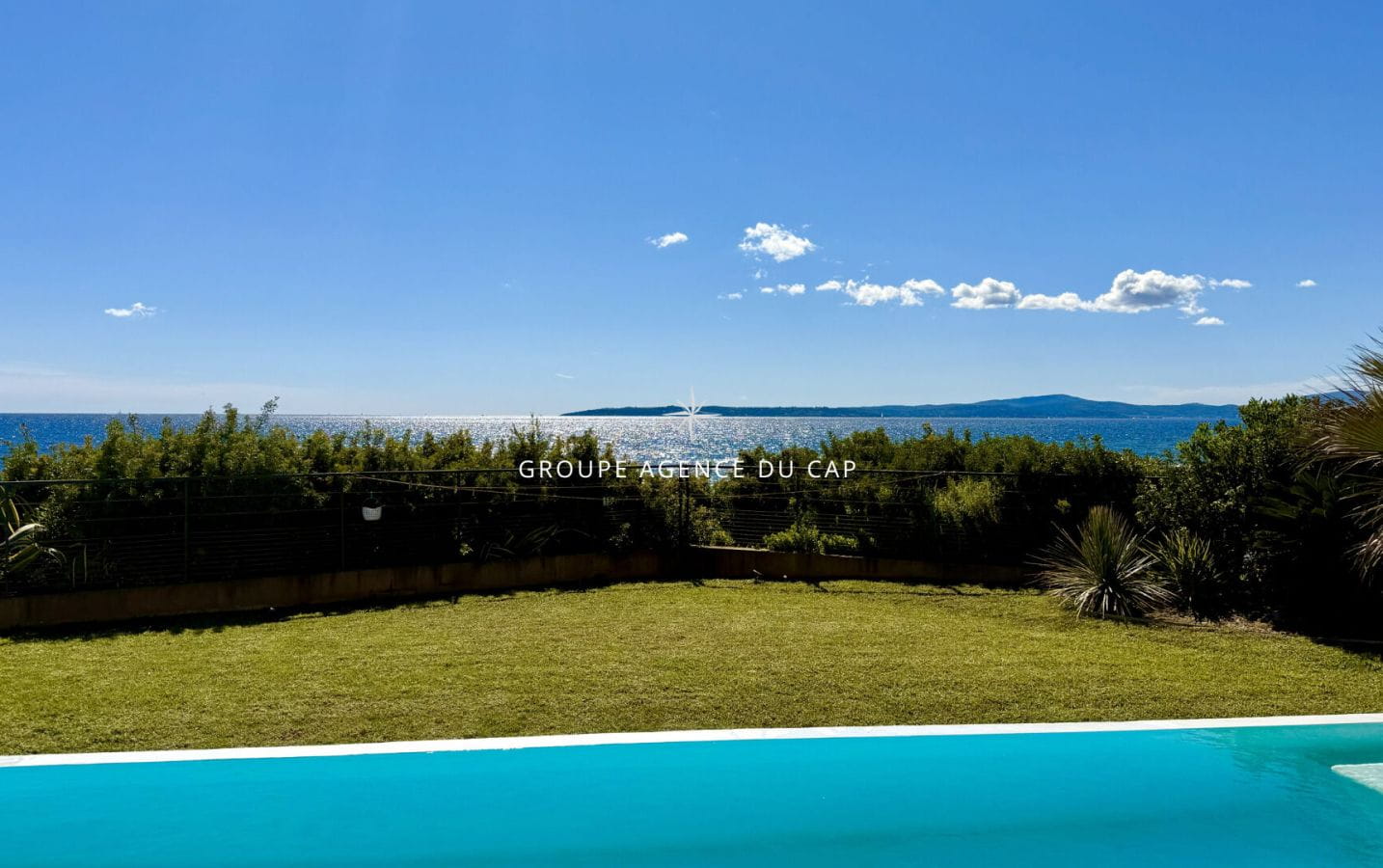 VILLA PIEDS DANS L&rsquo;EAU 7 PIECES AVEC PISCINE VUE GOLFE DE SAINT TROPEZ, AUX ISSAMBRES Image 3