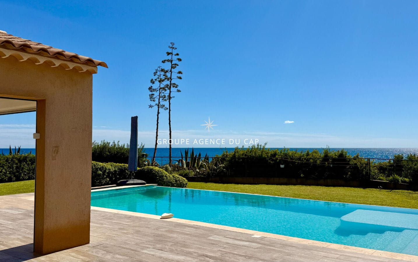 VILLA PIEDS DANS L&rsquo;EAU 7 PIECES AVEC PISCINE VUE GOLFE DE SAINT TROPEZ, AUX ISSAMBRES Image 4