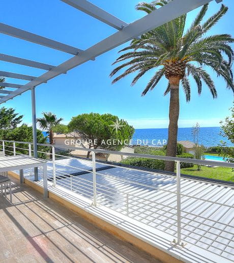 VILLA PIEDS DANS L&rsquo;EAU 7 PIECES AVEC PISCINE VUE GOLFE DE SAINT TROPEZ, AUX ISSAMBRES