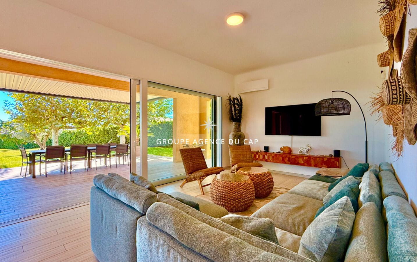 VILLA PIEDS DANS L&rsquo;EAU 7 PIECES AVEC PISCINE VUE GOLFE DE SAINT TROPEZ, AUX ISSAMBRES Image 5
