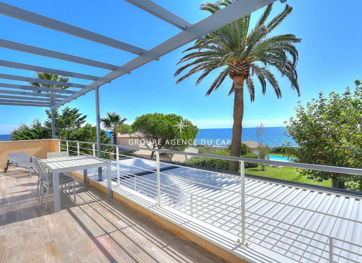 VILLA PIEDS DANS L&rsquo;EAU 7 PIECES AVEC PISCINE VUE GOLFE DE SAINT TROPEZ, AUX ISSAMBRES