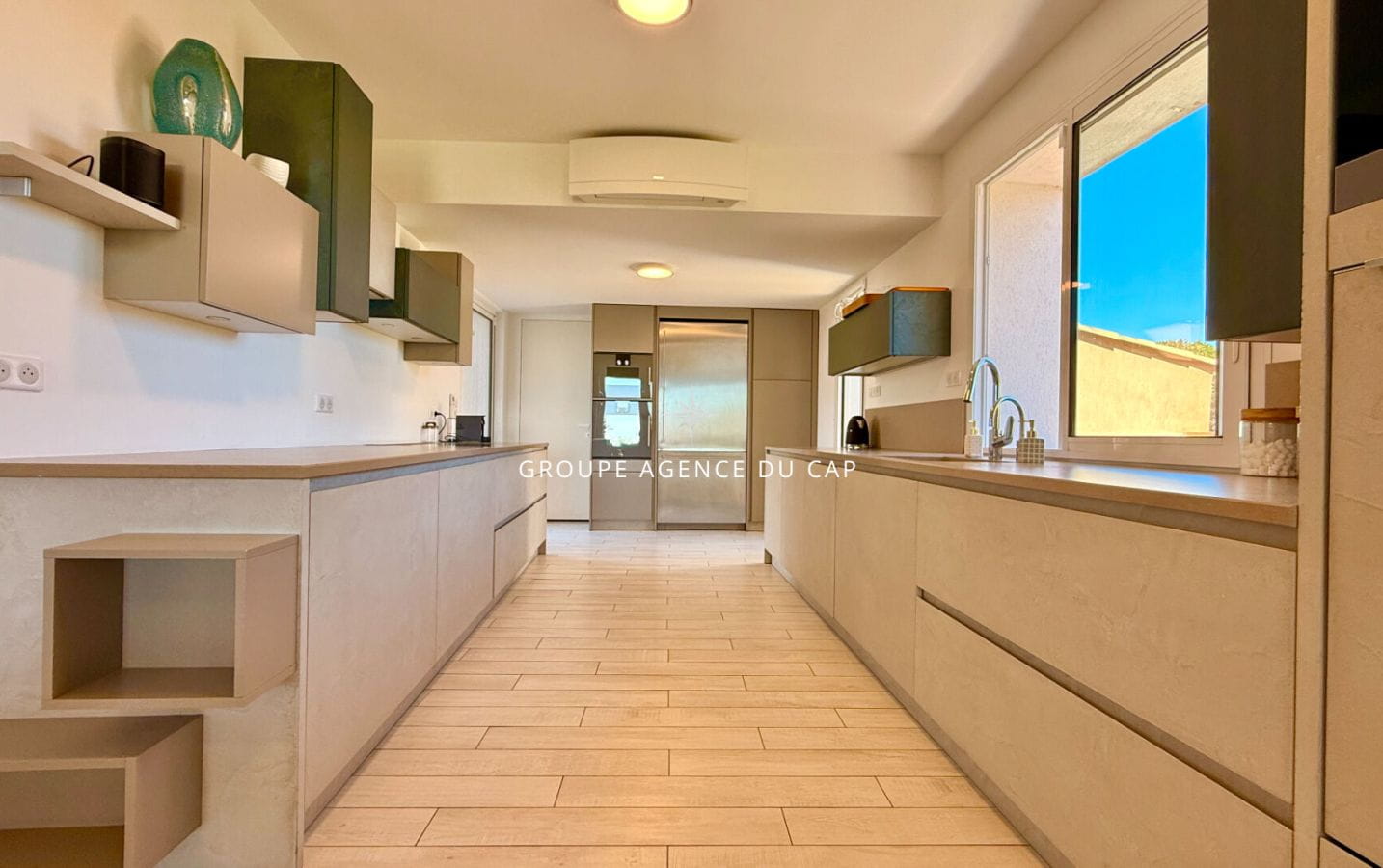 VILLA PIEDS DANS L&rsquo;EAU 7 PIECES AVEC PISCINE VUE GOLFE DE SAINT TROPEZ, AUX ISSAMBRES Image 8