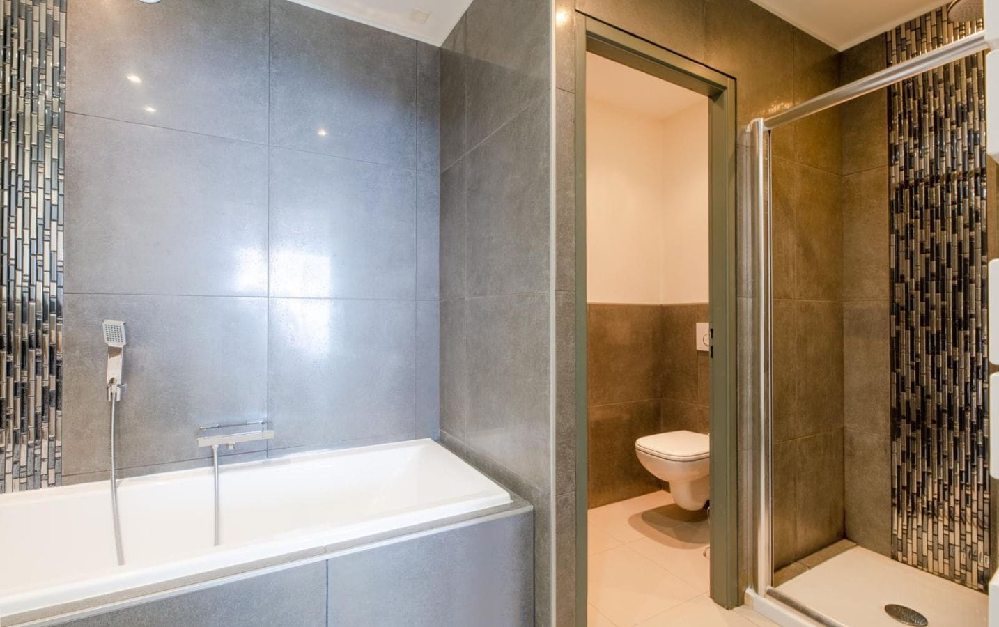 A VENDRE APPARTEMENT 3 PIECES REZ-DE-JARDIN GARAGE CAVE RESIDENCE AVEC PISCINE VUE MER PANORAMIQUE, AUX ISSAMBRES Image 10