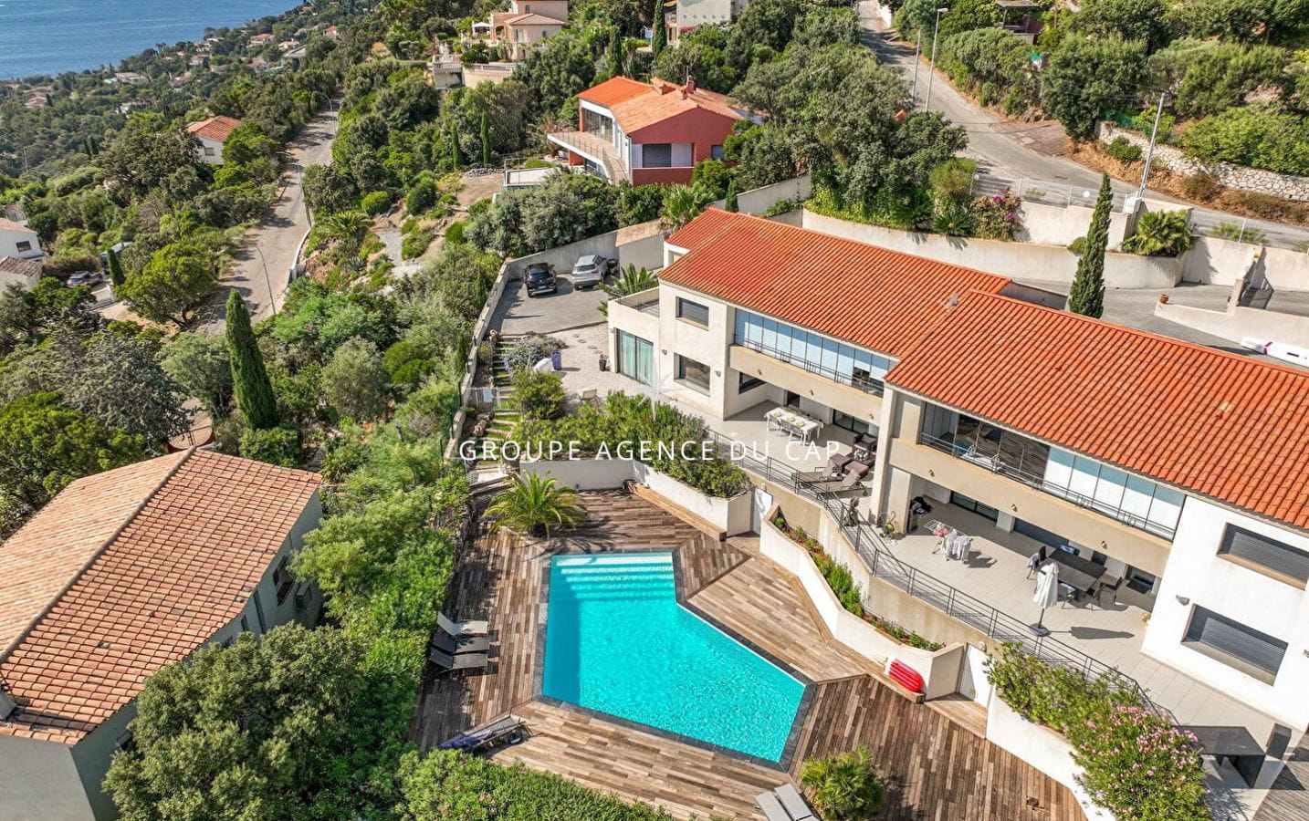 A VENDRE APPARTEMENT 3 PIECES REZ-DE-JARDIN GARAGE CAVE RESIDENCE AVEC PISCINE VUE MER PANORAMIQUE, AUX ISSAMBRES Image 2