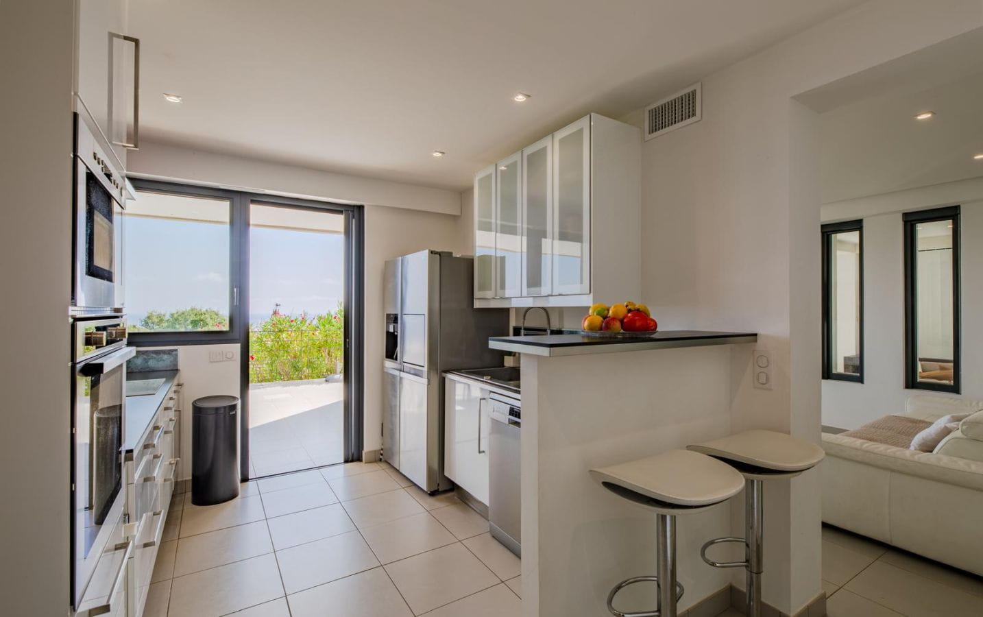 A VENDRE APPARTEMENT 3 PIECES REZ-DE-JARDIN GARAGE CAVE RESIDENCE AVEC PISCINE VUE MER PANORAMIQUE, AUX ISSAMBRES Image 7