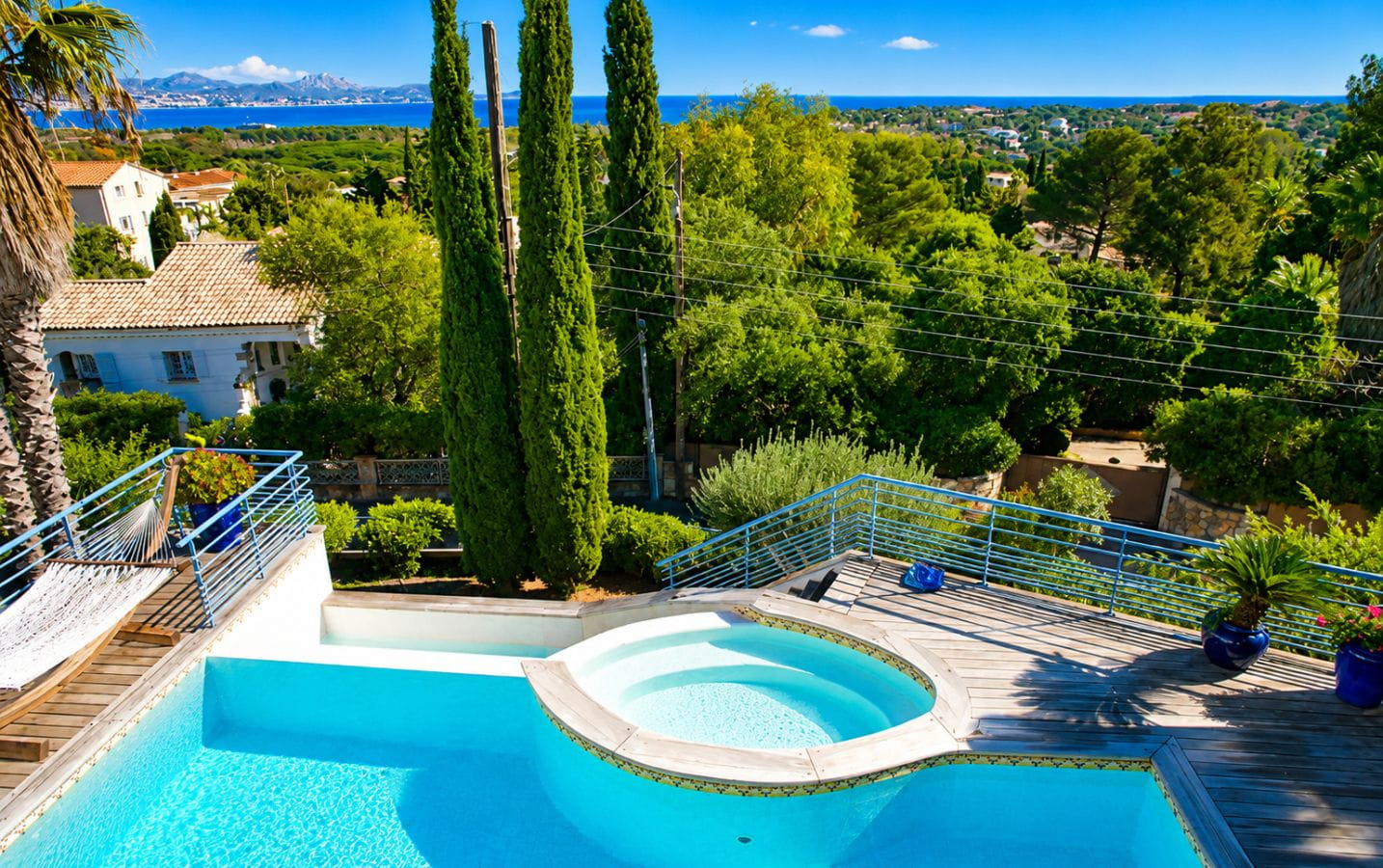 A VENDRE VILLA VUE MER AVEC 3 CHAMBRES ET PISCINE A SAINT AYGULF Image 1