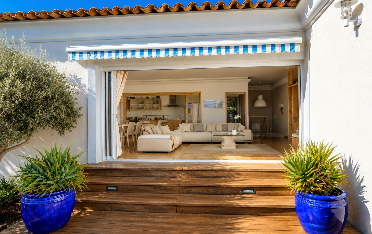 A VENDRE VILLA VUE MER AVEC 3 CHAMBRES ET PISCINE A SAINT AYGULF Image 3