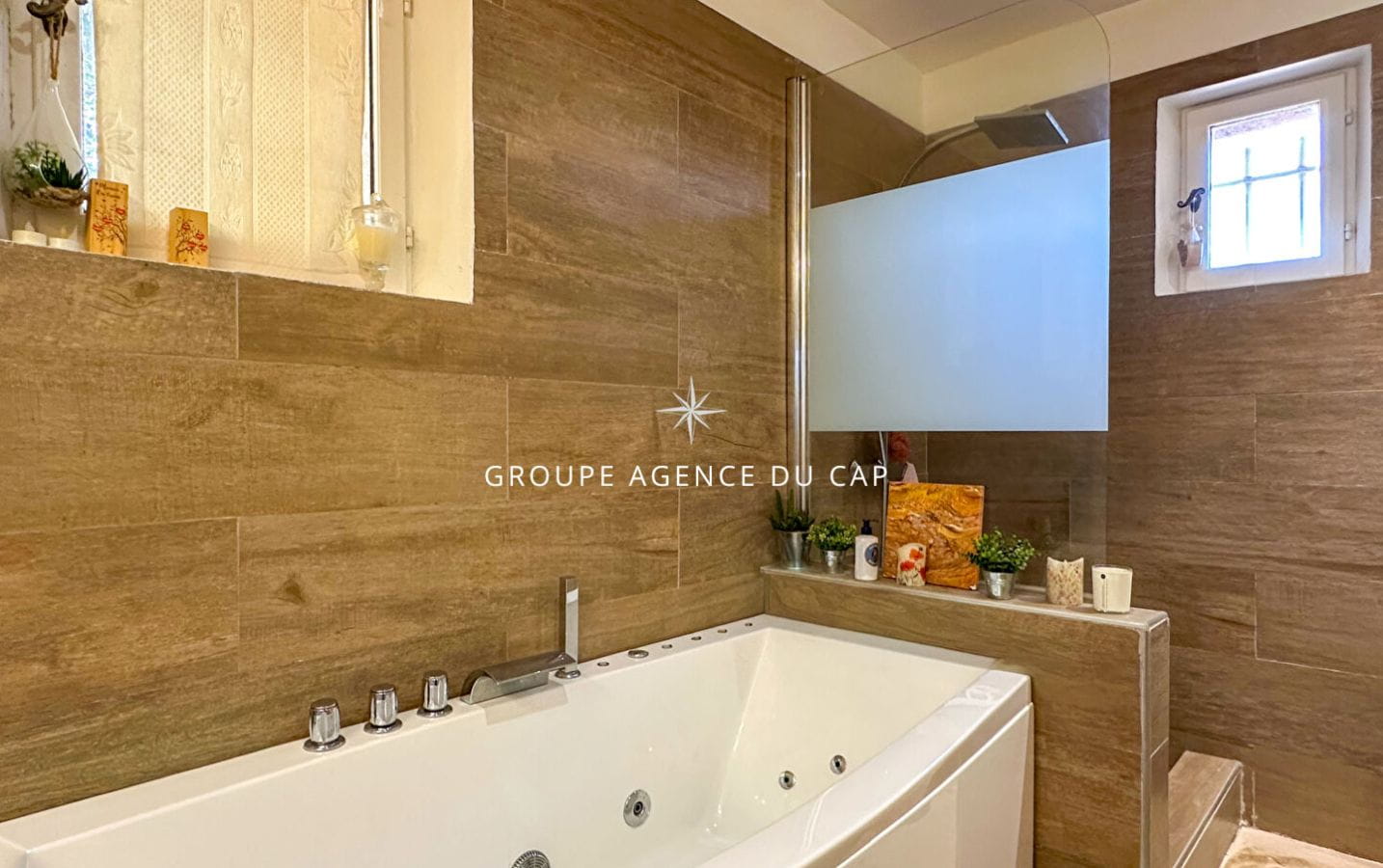 À VENDRE À SAINTE-MAXIME VILLA DE PLAIN-PIED AVEC PISCINE, 4 CHAMBRES ET APERCU MER PROCHE DES PLAGES DE LA NARTELLE Image 13