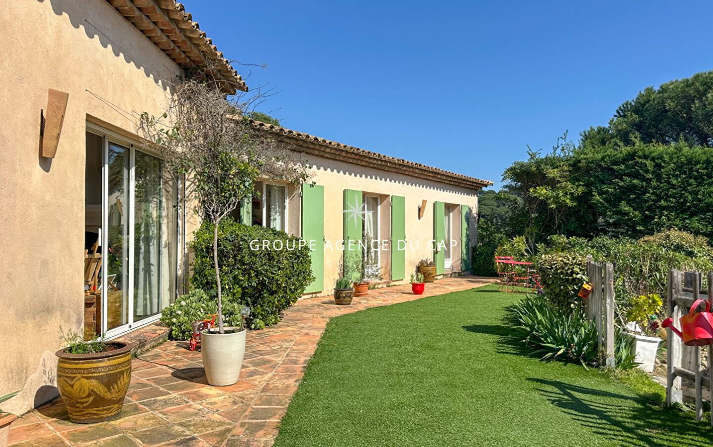 À VENDRE À SAINTE-MAXIME VILLA DE PLAIN-PIED AVEC PISCINE, 4 CHAMBRES ET APERCU MER PROCHE DES PLAGES DE LA NARTELLE Image 0