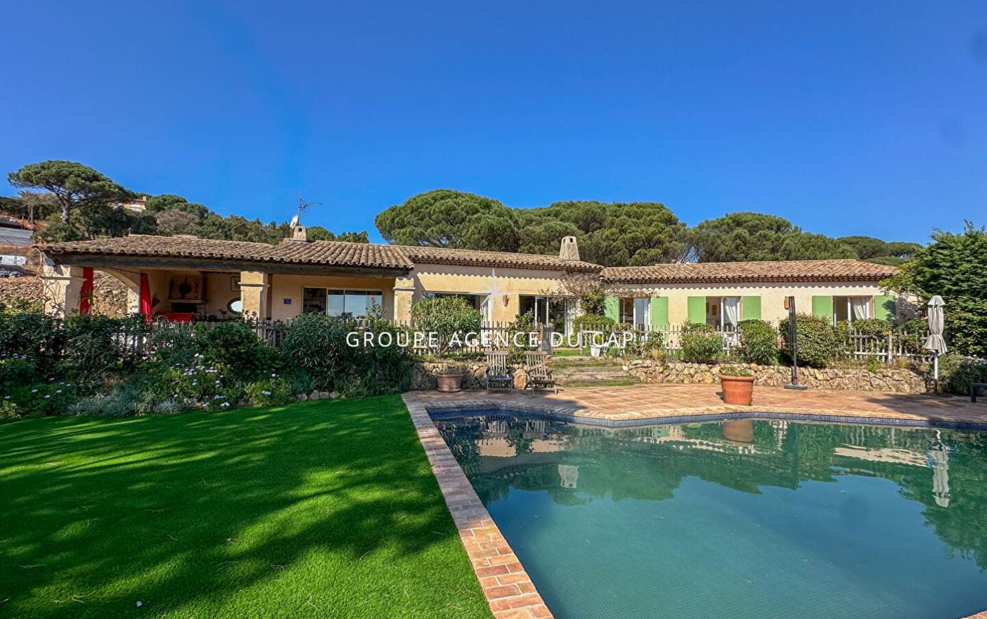 À VENDRE À SAINTE-MAXIME VILLA DE PLAIN-PIED AVEC PISCINE, 4 CHAMBRES ET APERCU MER PROCHE DES PLAGES DE LA NARTELLE Image 2