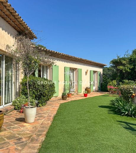 À VENDRE À SAINTE-MAXIME VILLA DE PLAIN-PIED AVEC PISCINE, 4 CHAMBRES ET APERCU MER PROCHE DES PLAGES DE LA NARTELLE