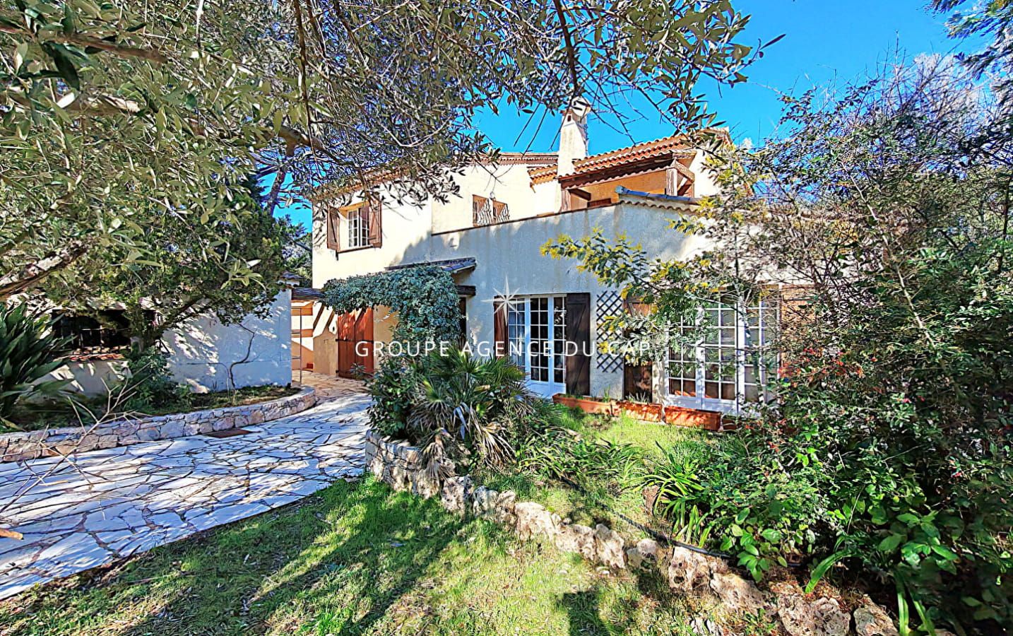 A VENDRE VILLA 6 PIECES 4 CHAMBRES SOLARIUM AVEC APERCU MER PISCINE A PROXIMITE DU CENTRE VILLE DE SAINT AYGULF Image 13