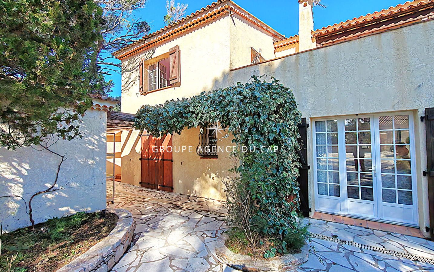 A VENDRE VILLA 6 PIECES 4 CHAMBRES SOLARIUM AVEC APERCU MER PISCINE A PROXIMITE DU CENTRE VILLE DE SAINT AYGULF Image 14