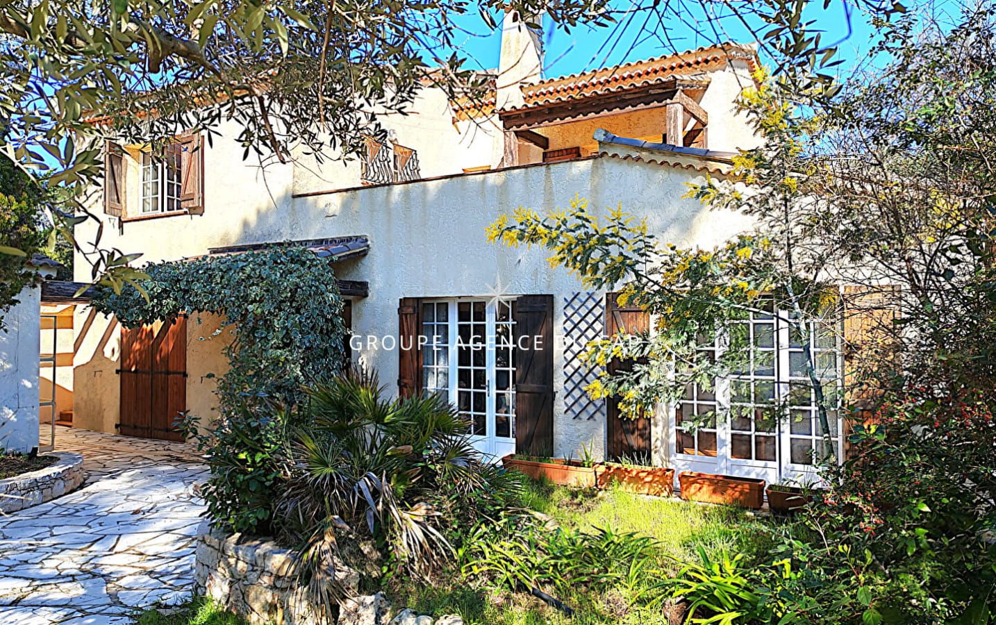 A VENDRE VILLA 6 PIECES 4 CHAMBRES SOLARIUM AVEC APERCU MER PISCINE A PROXIMITE DU CENTRE VILLE DE SAINT AYGULF Image 0