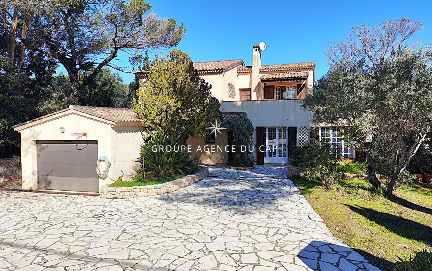 A VENDRE VILLA 6 PIECES 4 CHAMBRES SOLARIUM AVEC APERCU MER PISCINE A PROXIMITE DU CENTRE VILLE DE SAINT AYGULF Image 17