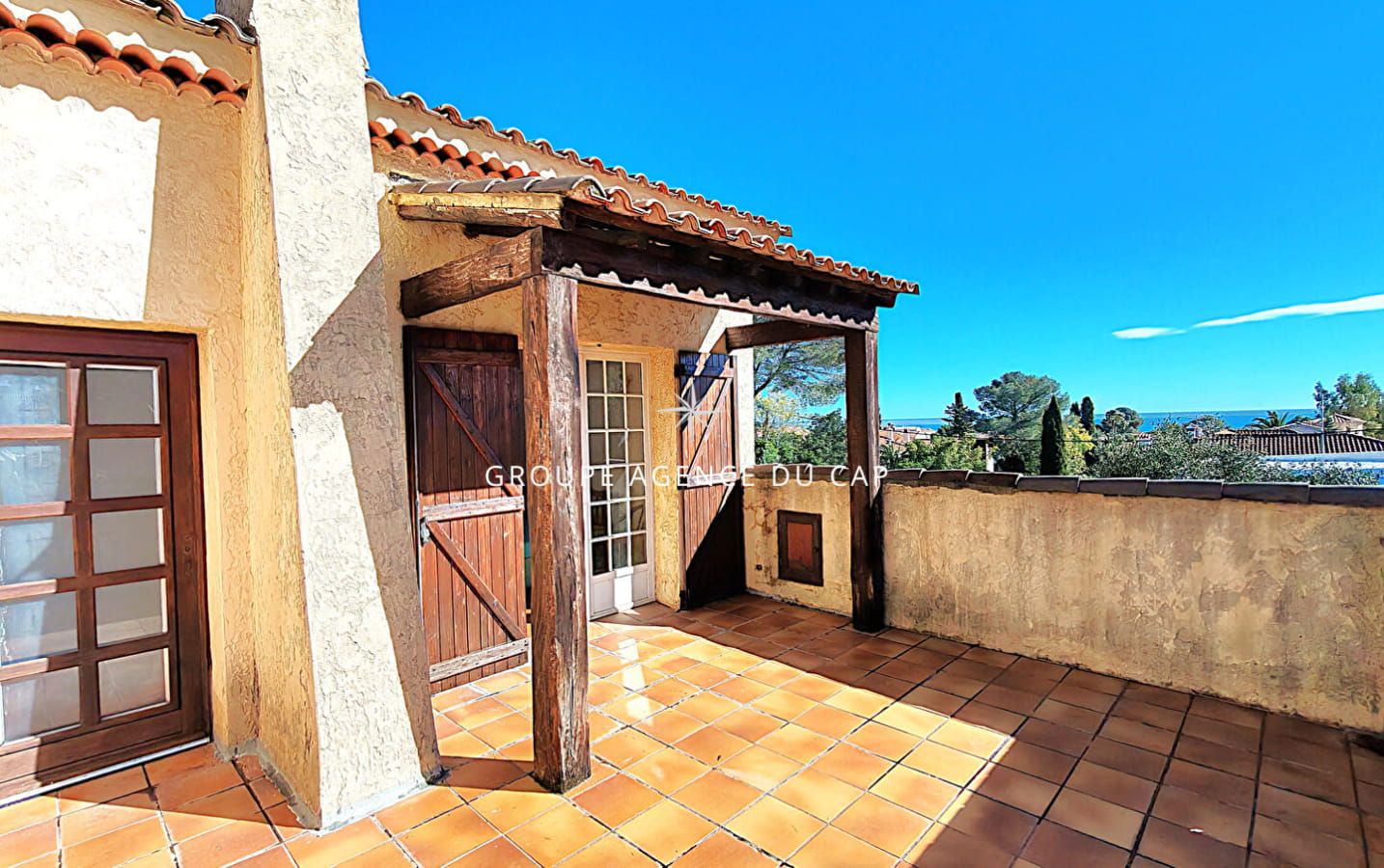 A VENDRE VILLA 6 PIECES 4 CHAMBRES SOLARIUM AVEC APERCU MER PISCINE A PROXIMITE DU CENTRE VILLE DE SAINT AYGULF Image 2