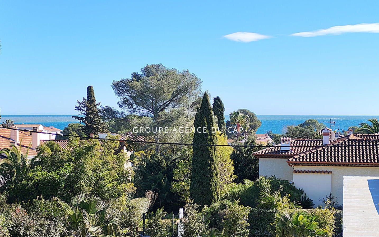A VENDRE VILLA 6 PIECES 4 CHAMBRES SOLARIUM AVEC APERCU MER PISCINE A PROXIMITE DU CENTRE VILLE DE SAINT AYGULF Image 3