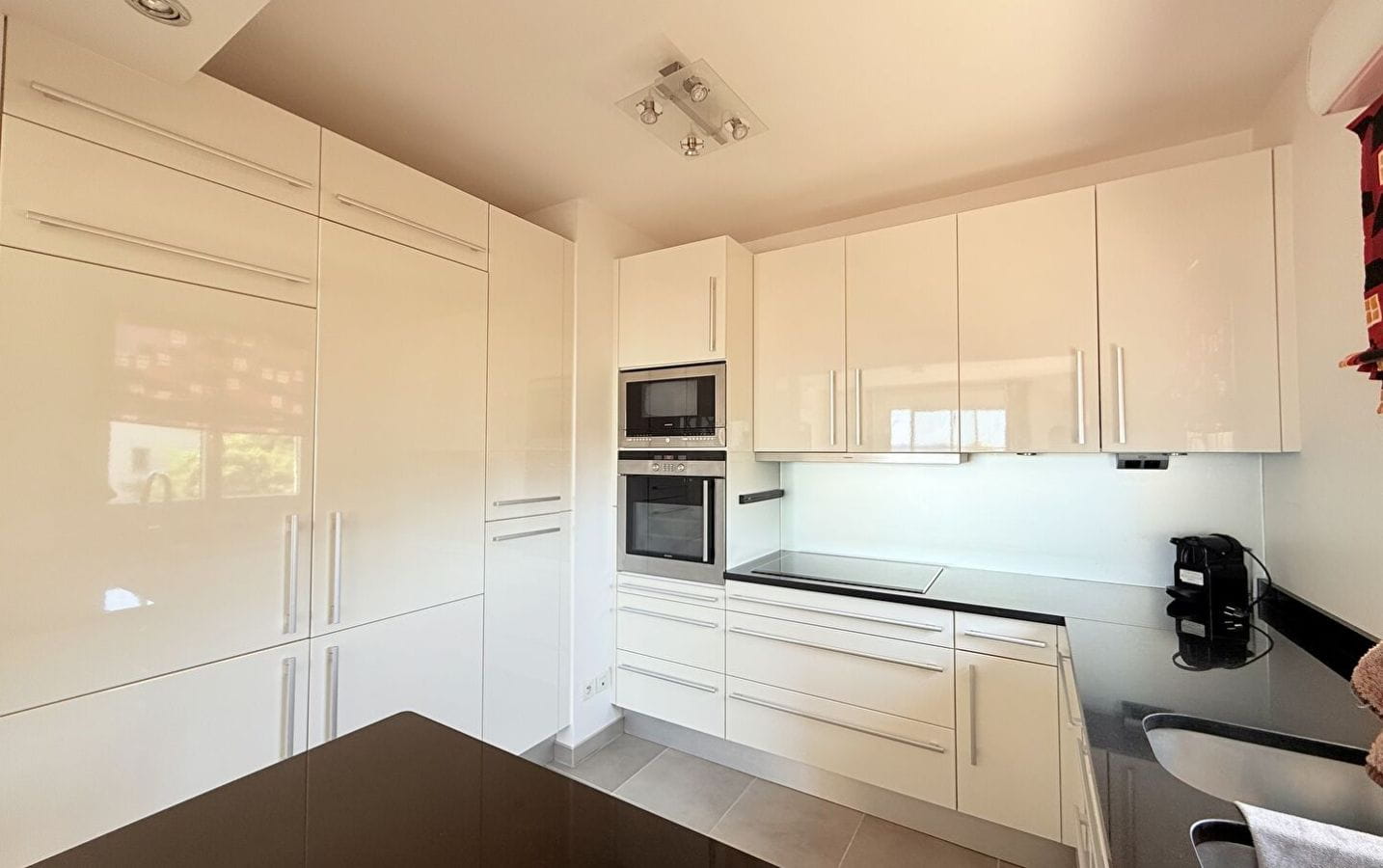 Appartement T3 de 75m2 avec vue mer double garage et cave, aux Issambres Image 3