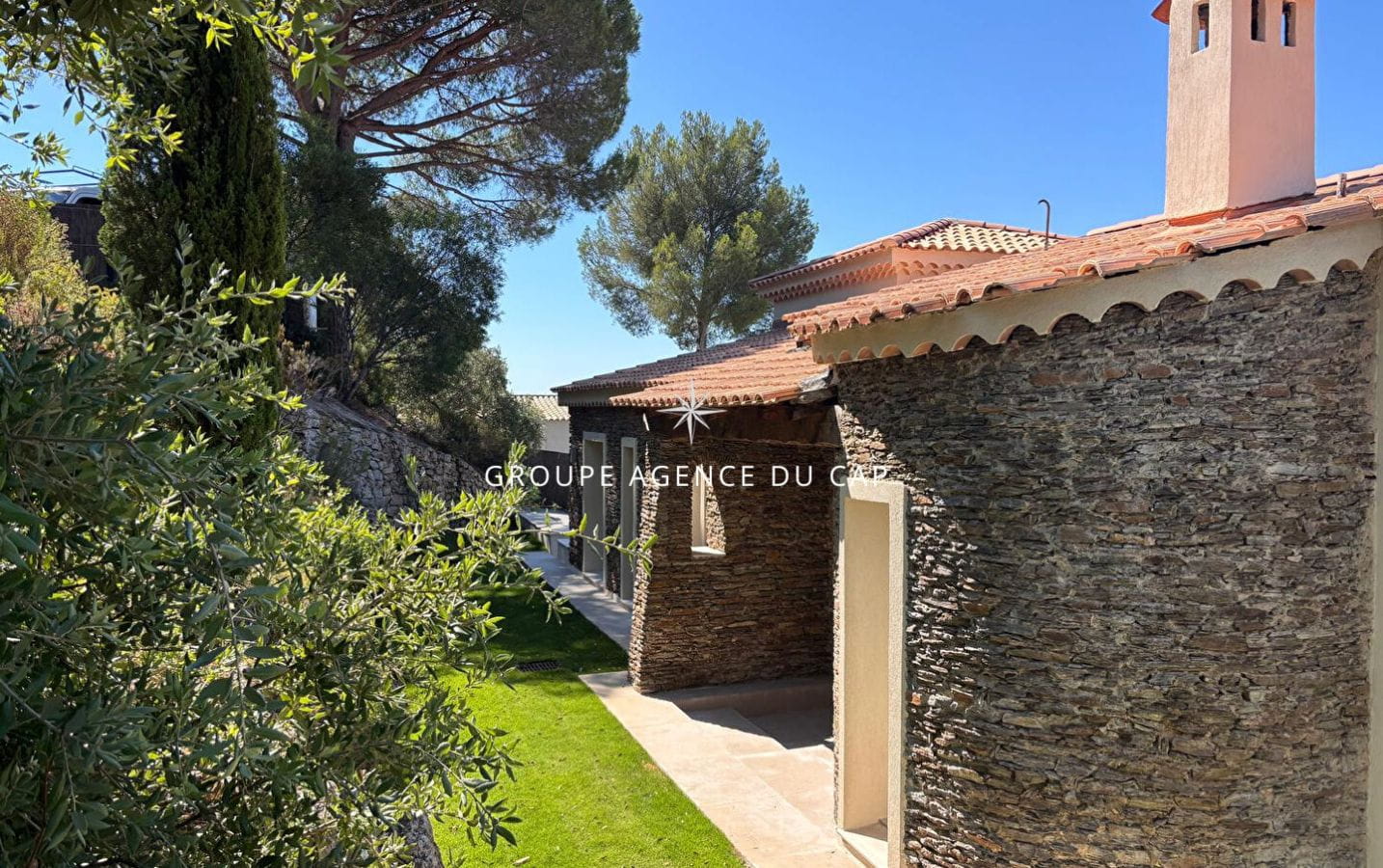 NEW CONTEMPORARY VILLA 4 BEDROOMS SUITES POOL GARAGE PANORAMIC SEA VIEW IN LES ISSAMBRES Image 12