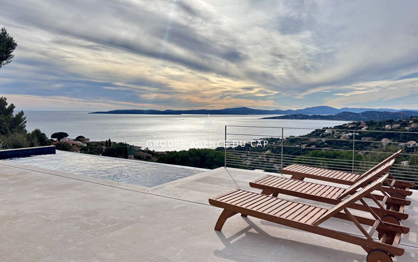 VILLA RECENTE NEUVE 4 CHAMBRES SUITES PISCINE GARAGE VUE MER PANORAMIQUE AUX ISSAMBRES Image 1