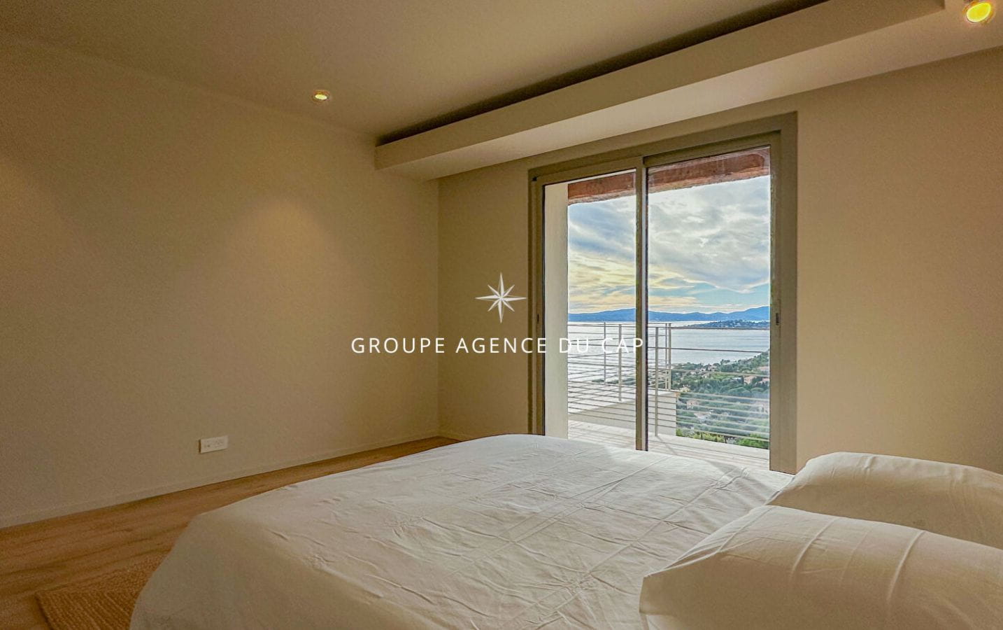 VILLA RECENTE NEUVE 4 CHAMBRES SUITES PISCINE GARAGE VUE MER PANORAMIQUE AUX ISSAMBRES Image 10