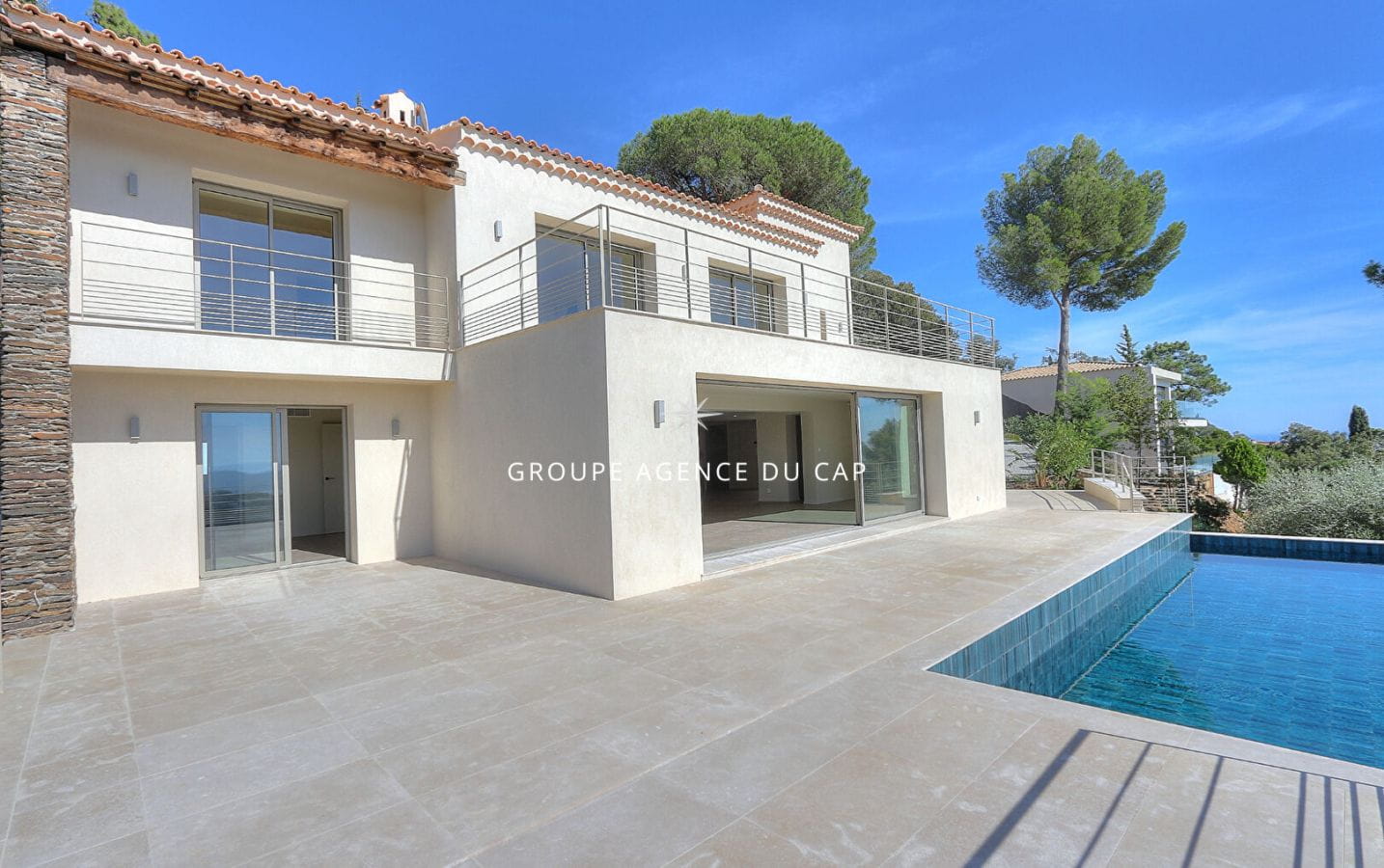 VILLA RECENTE NEUVE 4 CHAMBRES SUITES PISCINE GARAGE VUE MER PANORAMIQUE AUX ISSAMBRES Image 12