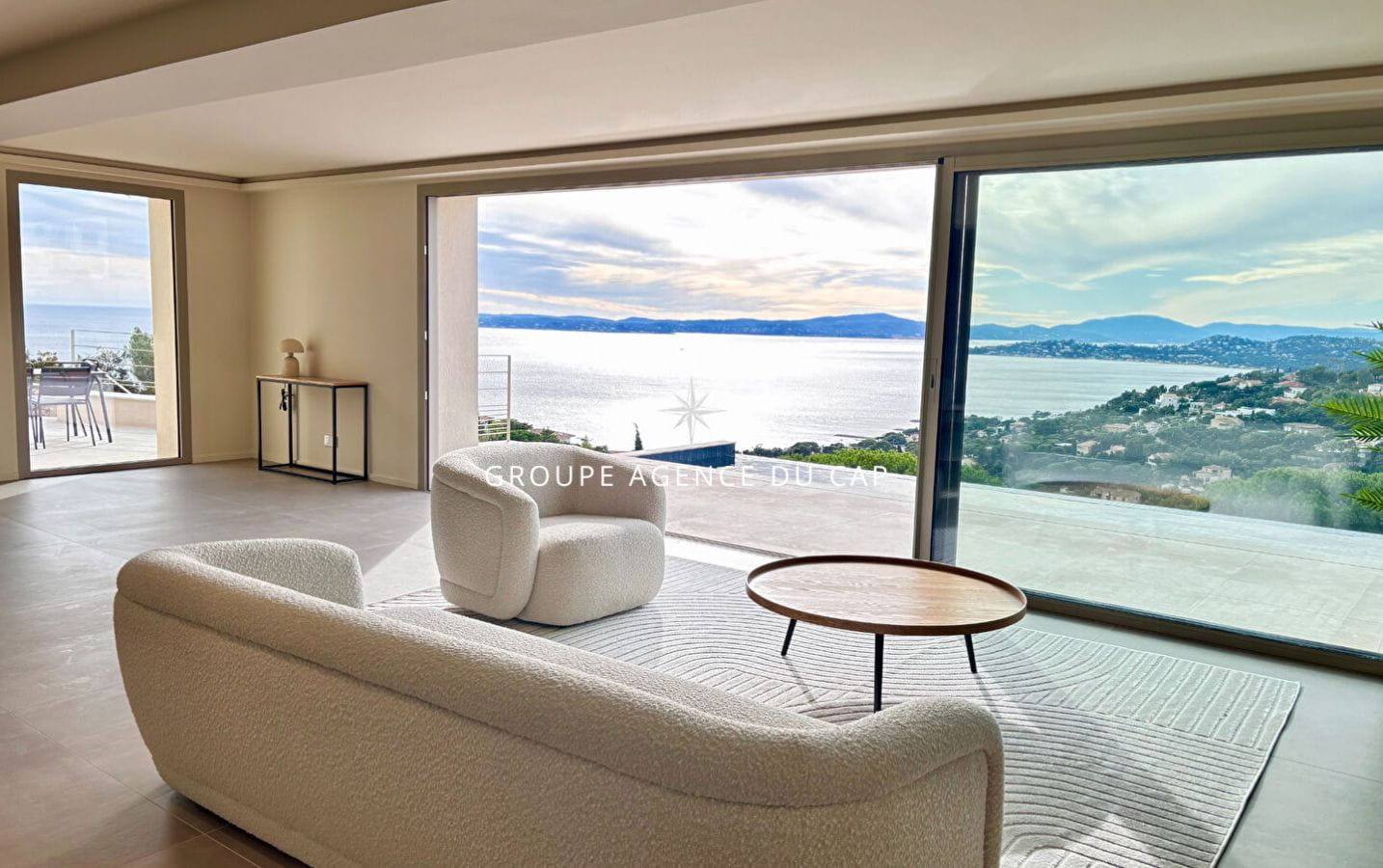 VILLA RECENTE NEUVE 4 CHAMBRES SUITES PISCINE GARAGE VUE MER PANORAMIQUE AUX ISSAMBRES Image 0