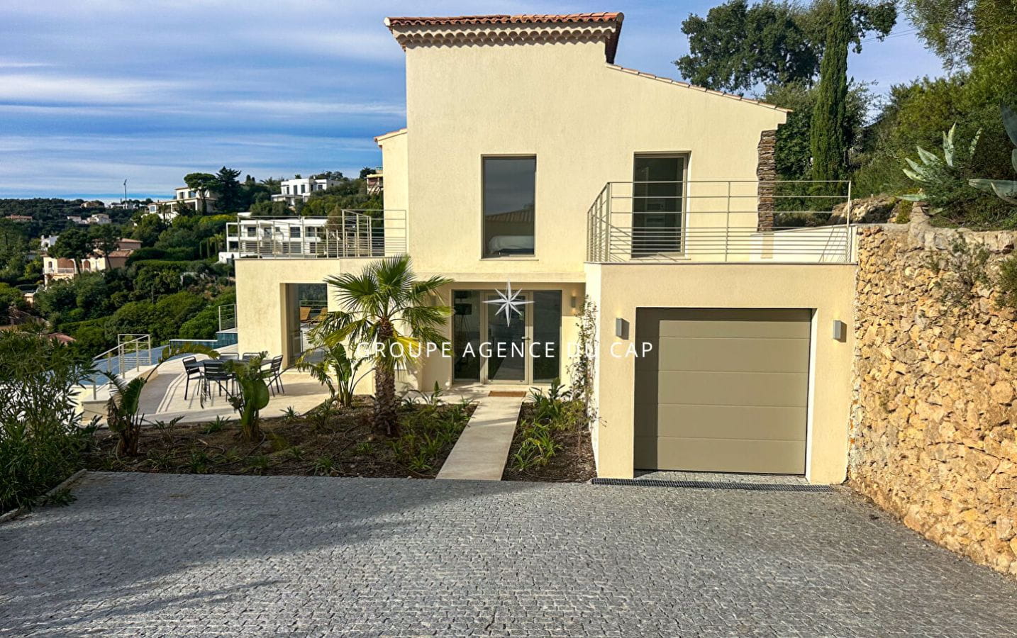 VILLA RECENTE NEUVE 4 CHAMBRES SUITES PISCINE GARAGE VUE MER PANORAMIQUE AUX ISSAMBRES Image 15