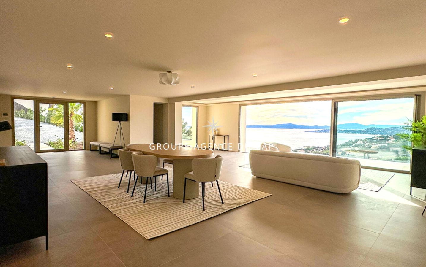 VILLA RECENTE NEUVE 4 CHAMBRES SUITES PISCINE GARAGE VUE MER PANORAMIQUE AUX ISSAMBRES Image 3