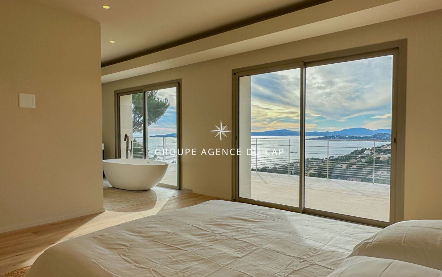 VILLA RECENTE NEUVE 4 CHAMBRES SUITES PISCINE GARAGE VUE MER PANORAMIQUE AUX ISSAMBRES Image 5