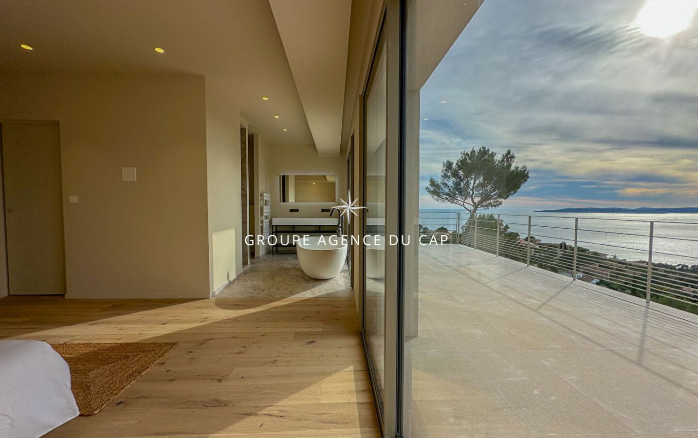 VILLA RECENTE NEUVE 4 CHAMBRES SUITES PISCINE GARAGE VUE MER PANORAMIQUE AUX ISSAMBRES Image 6