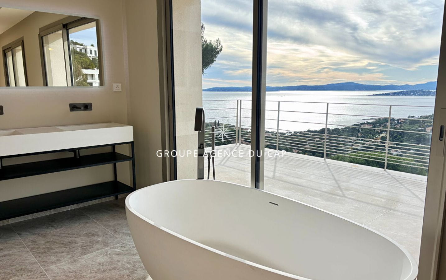 VILLA RECENTE NEUVE 4 CHAMBRES SUITES PISCINE GARAGE VUE MER PANORAMIQUE AUX ISSAMBRES Image 7