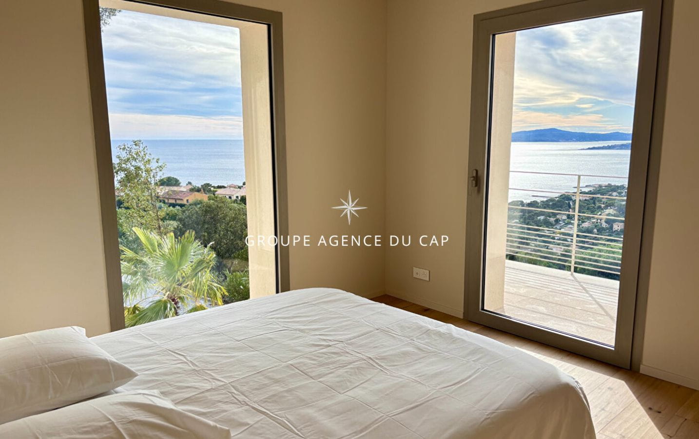 VILLA RECENTE NEUVE 4 CHAMBRES SUITES PISCINE GARAGE VUE MER PANORAMIQUE AUX ISSAMBRES Image 8