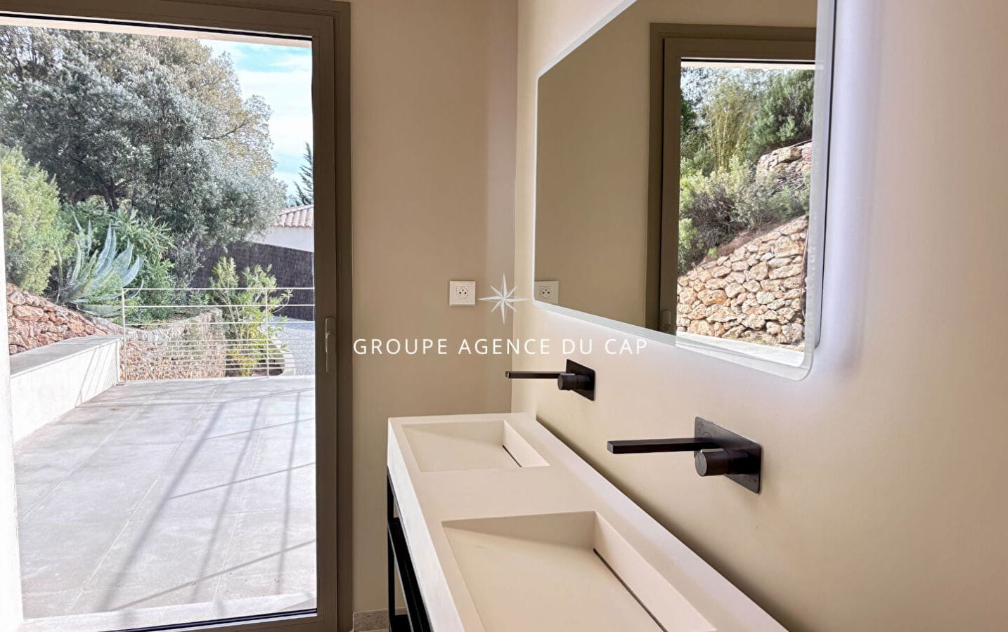 VILLA RECENTE NEUVE 4 CHAMBRES SUITES PISCINE GARAGE VUE MER PANORAMIQUE AUX ISSAMBRES Image 9